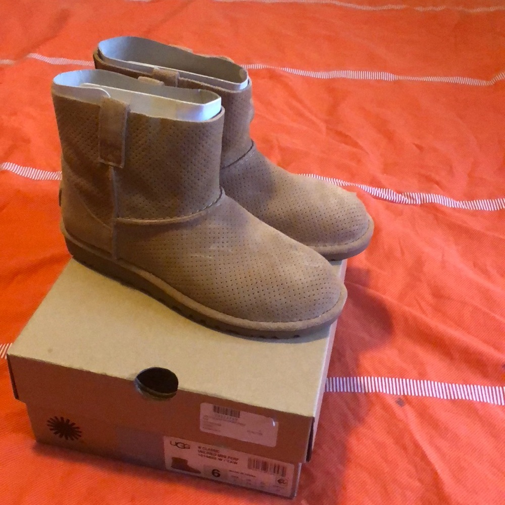 Ugg W Classic Mini,Brand New Never Worn Outside